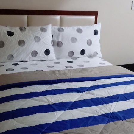 One Uptown Opposite Of Grandhyatt Hotel Manila Taguig City Экстерьер фото