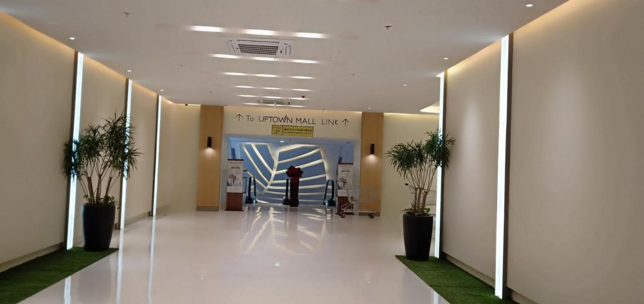 One Uptown Opposite Of Grandhyatt Hotel Manila Taguig City Экстерьер фото