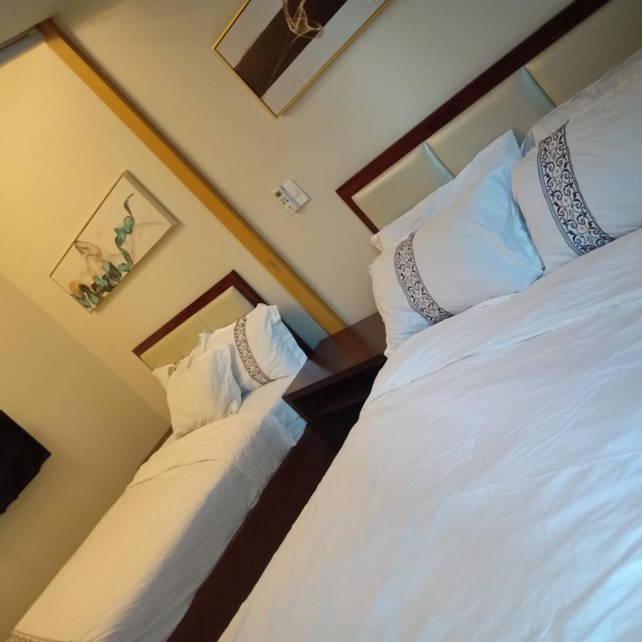 One Uptown Opposite Of Grandhyatt Hotel Manila Taguig City Экстерьер фото