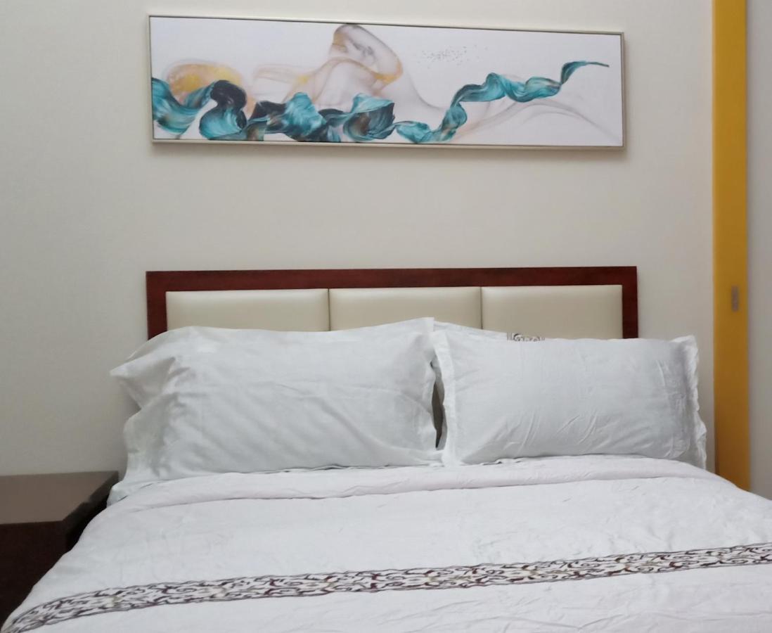 One Uptown Opposite Of Grandhyatt Hotel Manila Taguig City Экстерьер фото