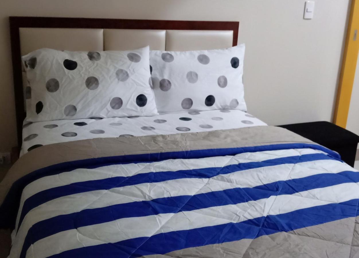 One Uptown Opposite Of Grandhyatt Hotel Manila Taguig City Экстерьер фото